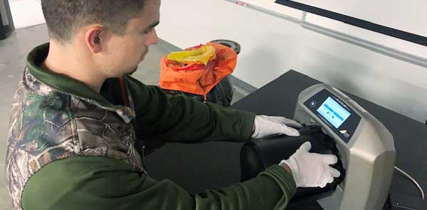 Student scans imaging plate with CR scanner